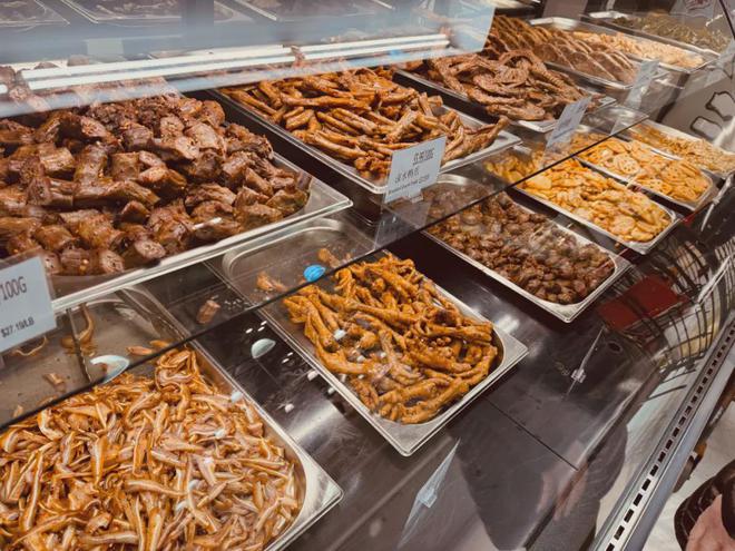 厨品尝新鲜现做的多样美食pg电子游戏网站