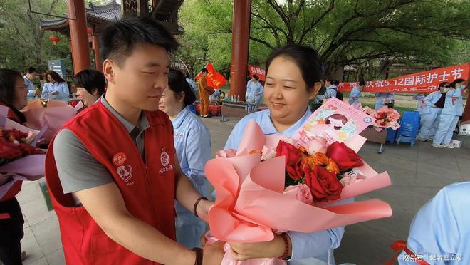 企业致敬白衣天使凝聚社会温情pg电子模拟器试玩沈阳爱心(图2)