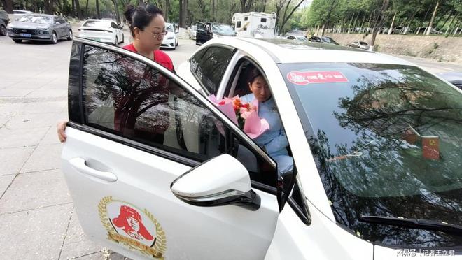 企业致敬白衣天使凝聚社会温情pg电子模拟器试玩沈阳爱心(图5)