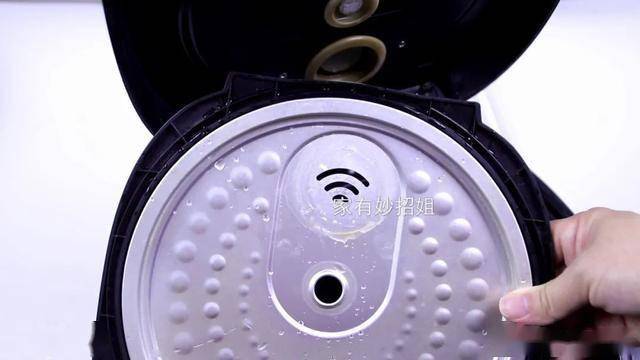 面里外都脏学会这一招几分钟跟新的一样pg电子模拟器免费版电饭锅不要只擦表(图2)