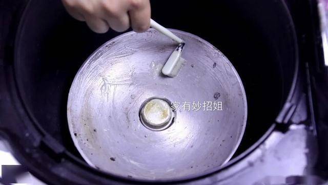 面里外都脏学会这一招几分钟跟新的一样pg电子模拟器免费版电饭锅不要只擦表(图5)